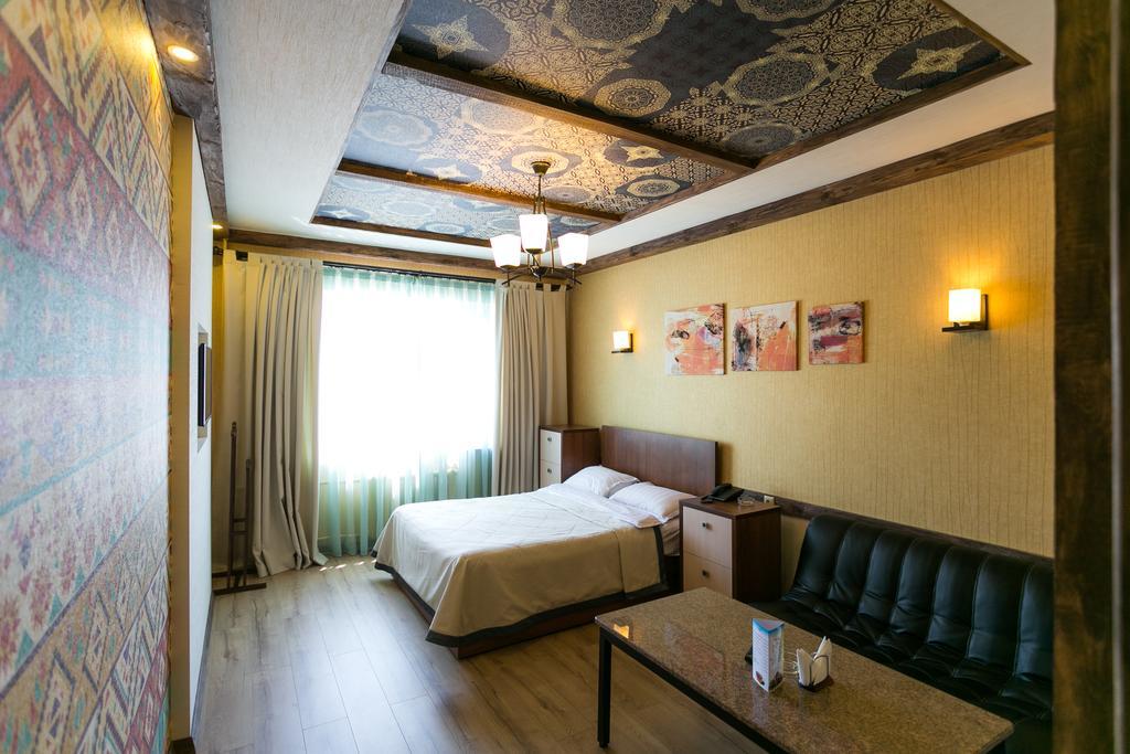 Delphin Guest House Bischkek Exterior foto