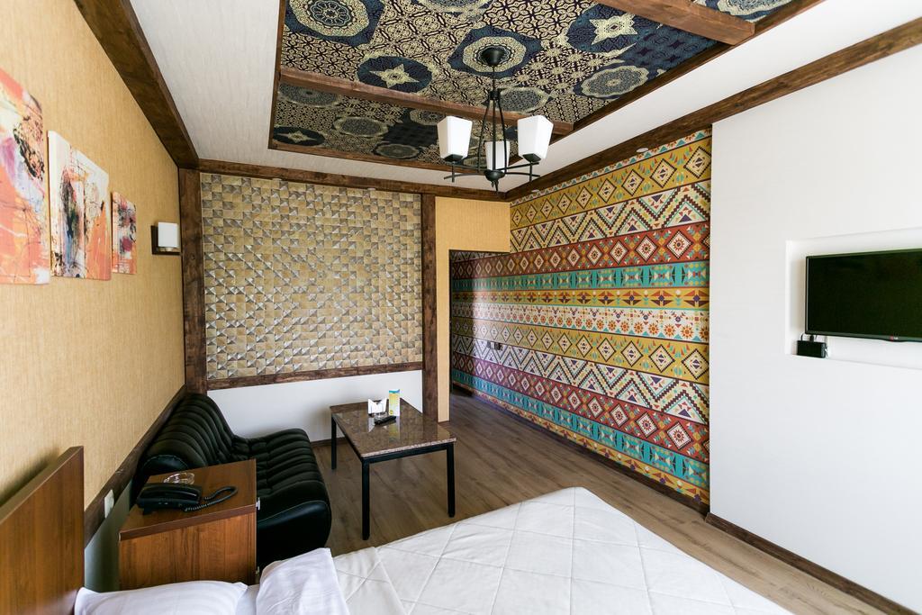 Delphin Guest House Bischkek Exterior foto