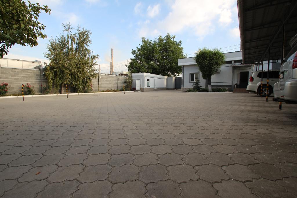 Delphin Guest House Bischkek Exterior foto